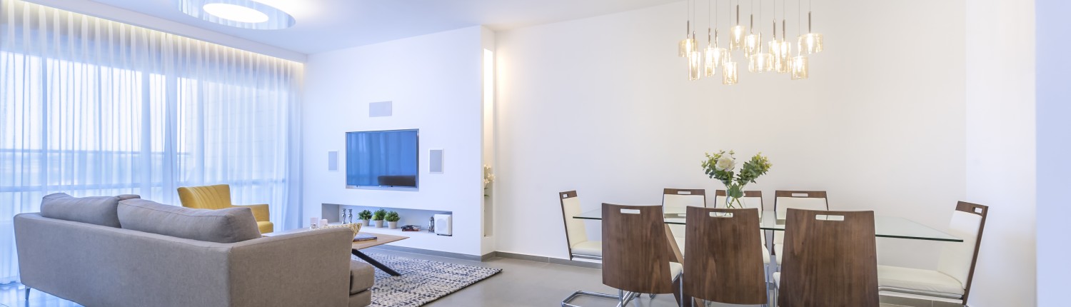 פינת אוכל ומבט צד לסלון בפרויקט עיצוב פנים בכפר סבא