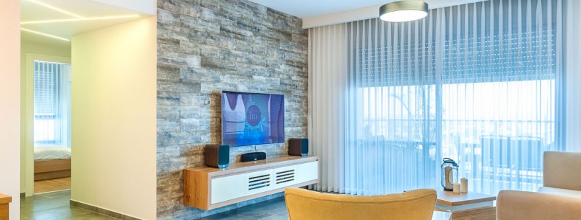 שינויי דיירים בראש העין עיצוב גופי תאורה עם פרופילים שחורים מקנים מראה אלגנטי