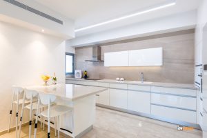 אי פונקציונלי נוצר מתוך קיר המטבח חובה בדירה חדשה מקבלן