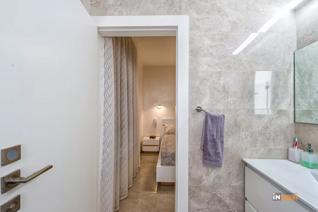 מבט לחדר שינה ממקלחת הורים בדירת קבלן חדשה